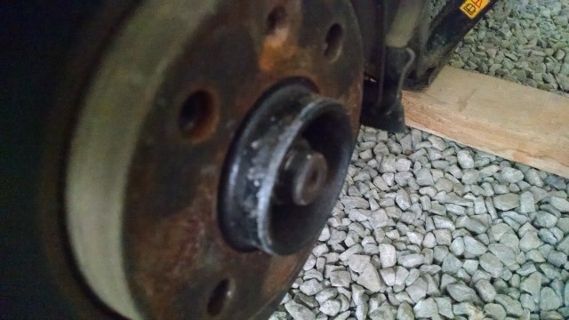 Veja as marcas deixadas por uma roda GM em um cubo VW.