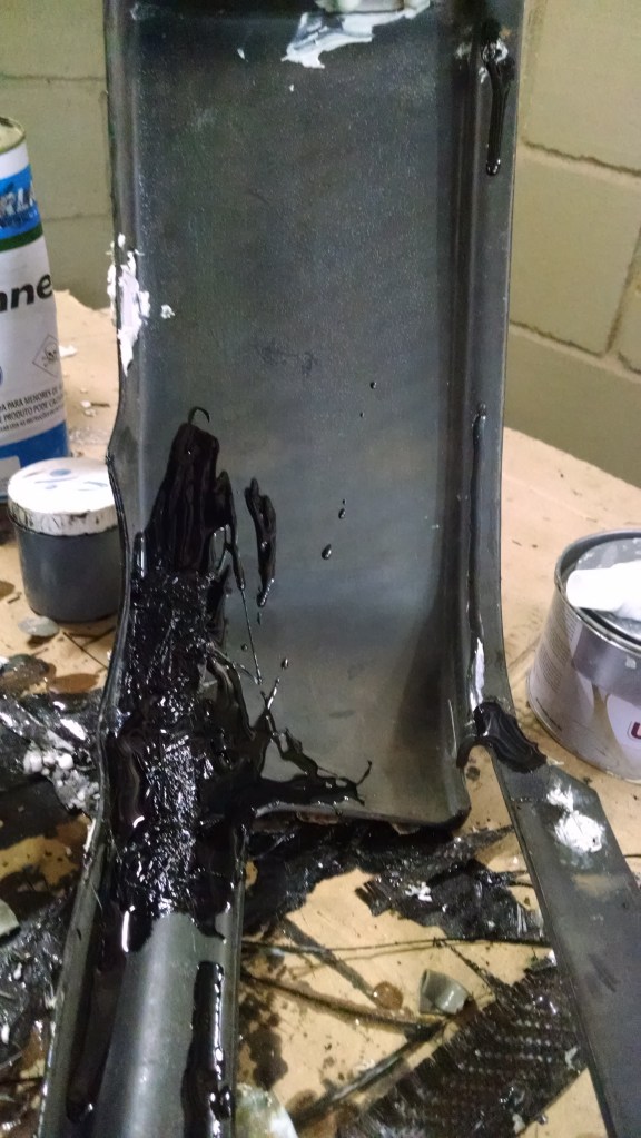 Usando resina e fibra de vidro para reforço interno.