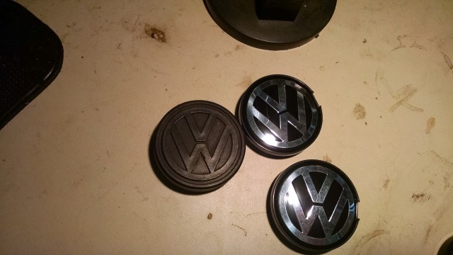 Calota preta original das rodas "snow flakes" VW e calotas atuais não originais