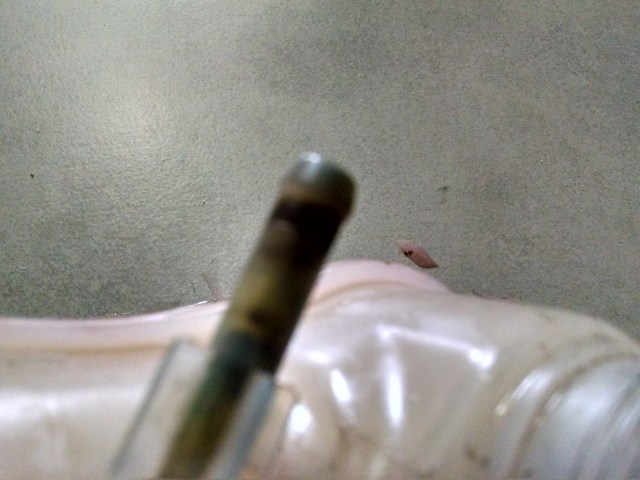 Reservatório trincado na conexão com a mangueira