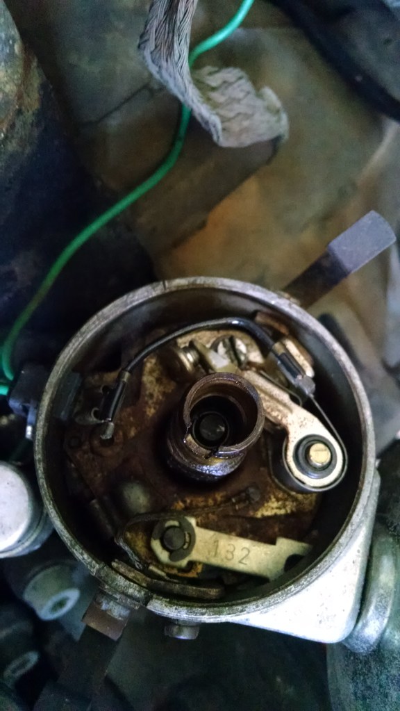 Outro detalhe para facilitar é alinhar o rotor com esta marca (traço) na carcaça do distribuidor.