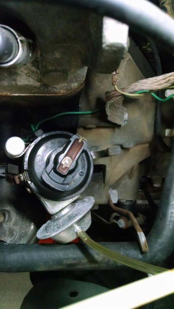 O rotor do distribuidor deve estar "parado" no cilindro 1 (o mais perto das polias)