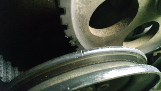 O "traço" é na polia do Virabrequim e o "ponto" na outra polia está ligada ao distribuidor