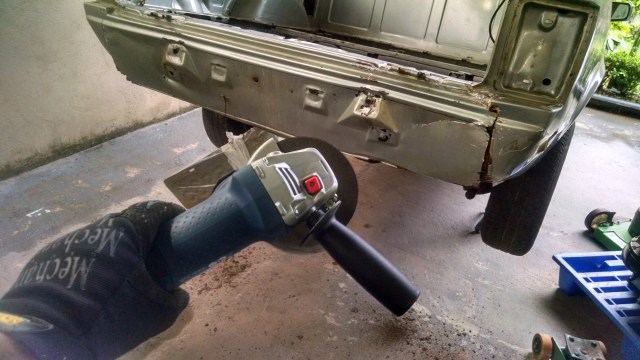 Esmerilhadeira para cortar as chapas e dar acabamento nas soldas