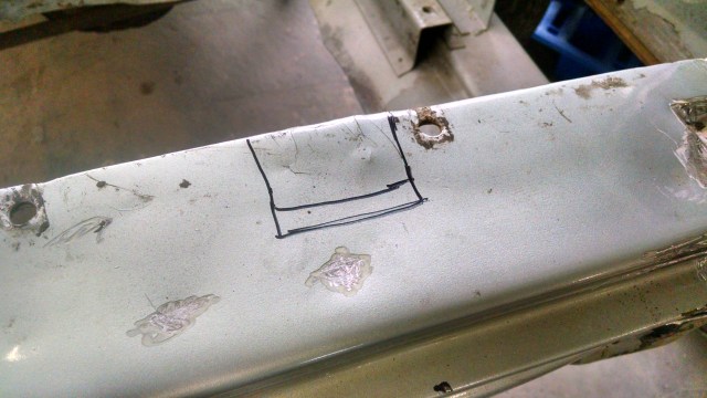 marcar onde cortar, embaixo tem um suporte