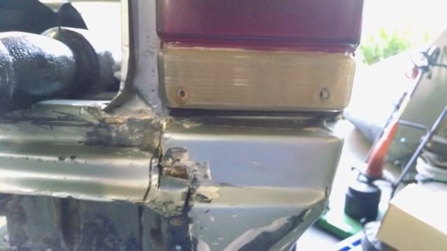 depois de umas marretadas, testando a posição com a lanterna velha